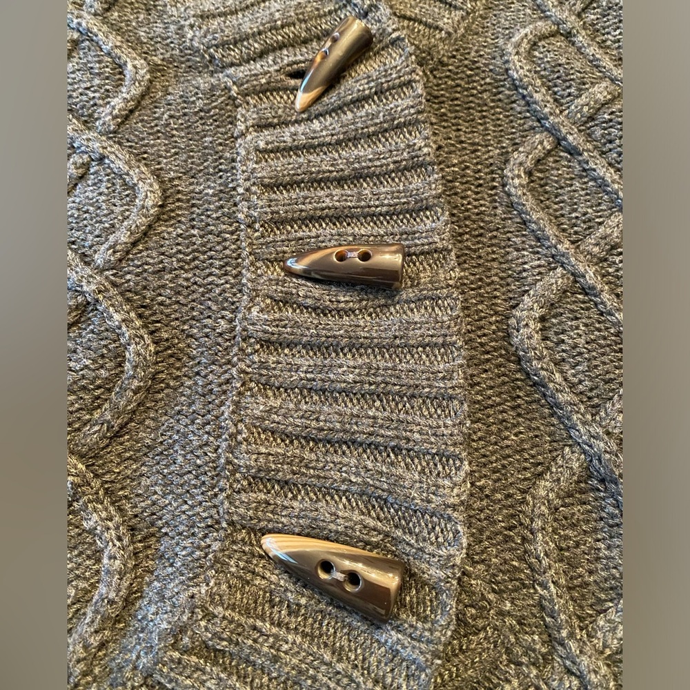 Cozy Gray Cable Knit Sweater - Picture 5 of 12